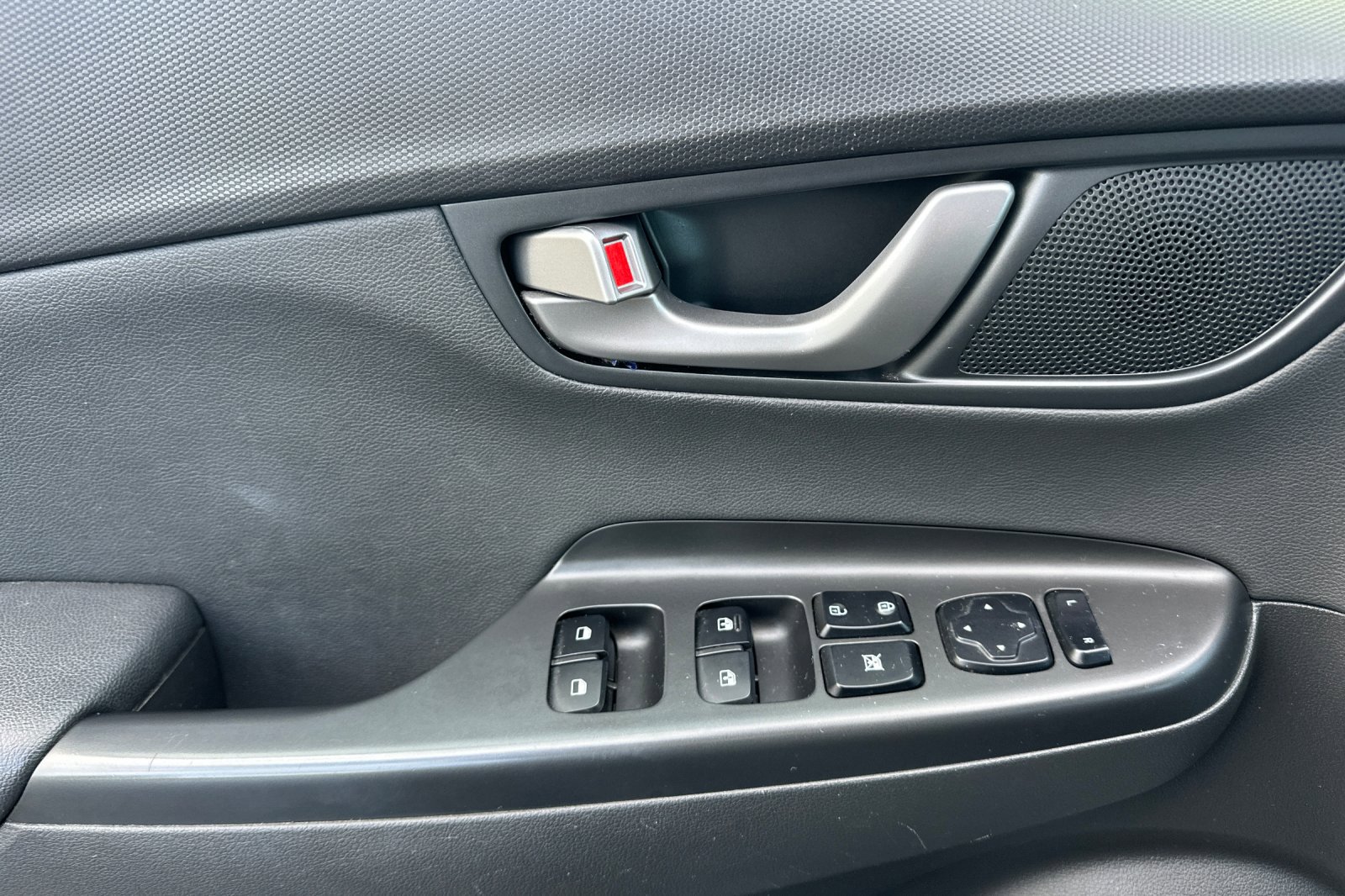 Used 2021 Hyundai Kona Limited w/ Cargo Package image 11