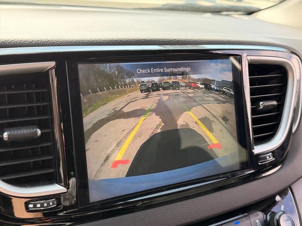 Used 2025 Chrysler Pacifica Select image 28