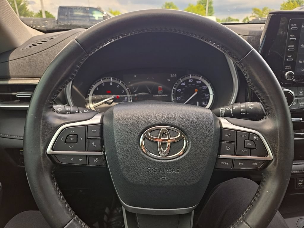 Used 2022 Toyota Highlander XLE FWD image 18