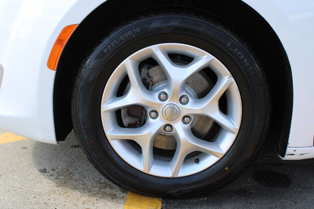 Used 2017 Chrysler Pacifica Touring Plus w/ Tire & Wheel Group image 40