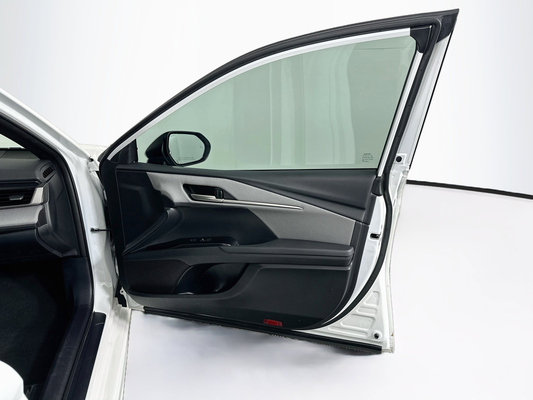 Used 2025 Toyota Camry SE FWD image 30