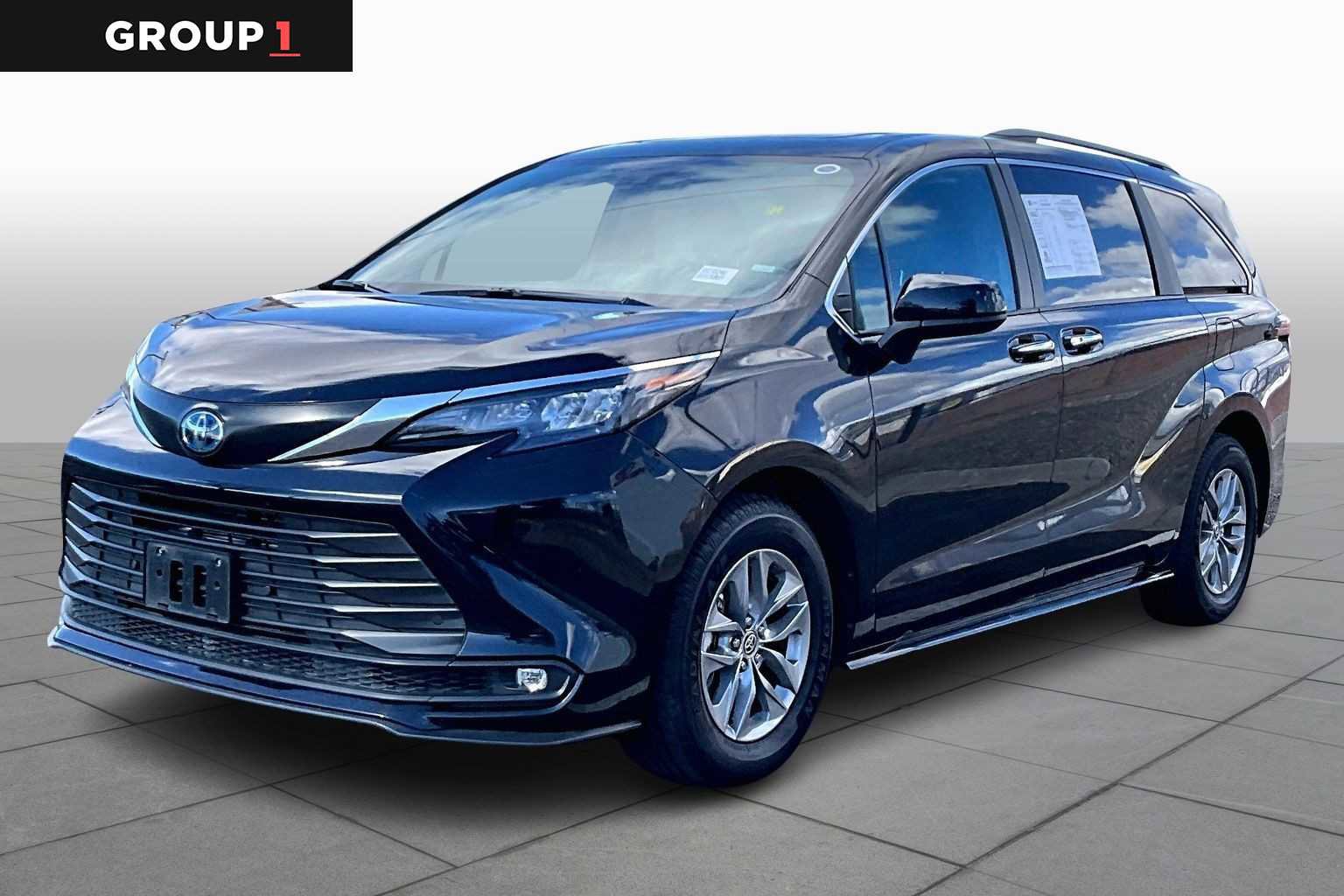 Certified 2025 Toyota Sienna XLE image 1