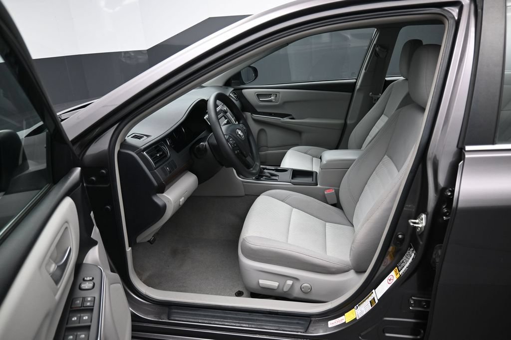 Used 2016 Toyota Camry LE FWD image 9
