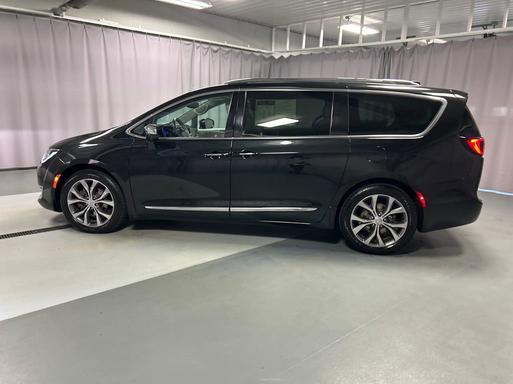 Used 2017 Chrysler Pacifica Limited FWD image 4