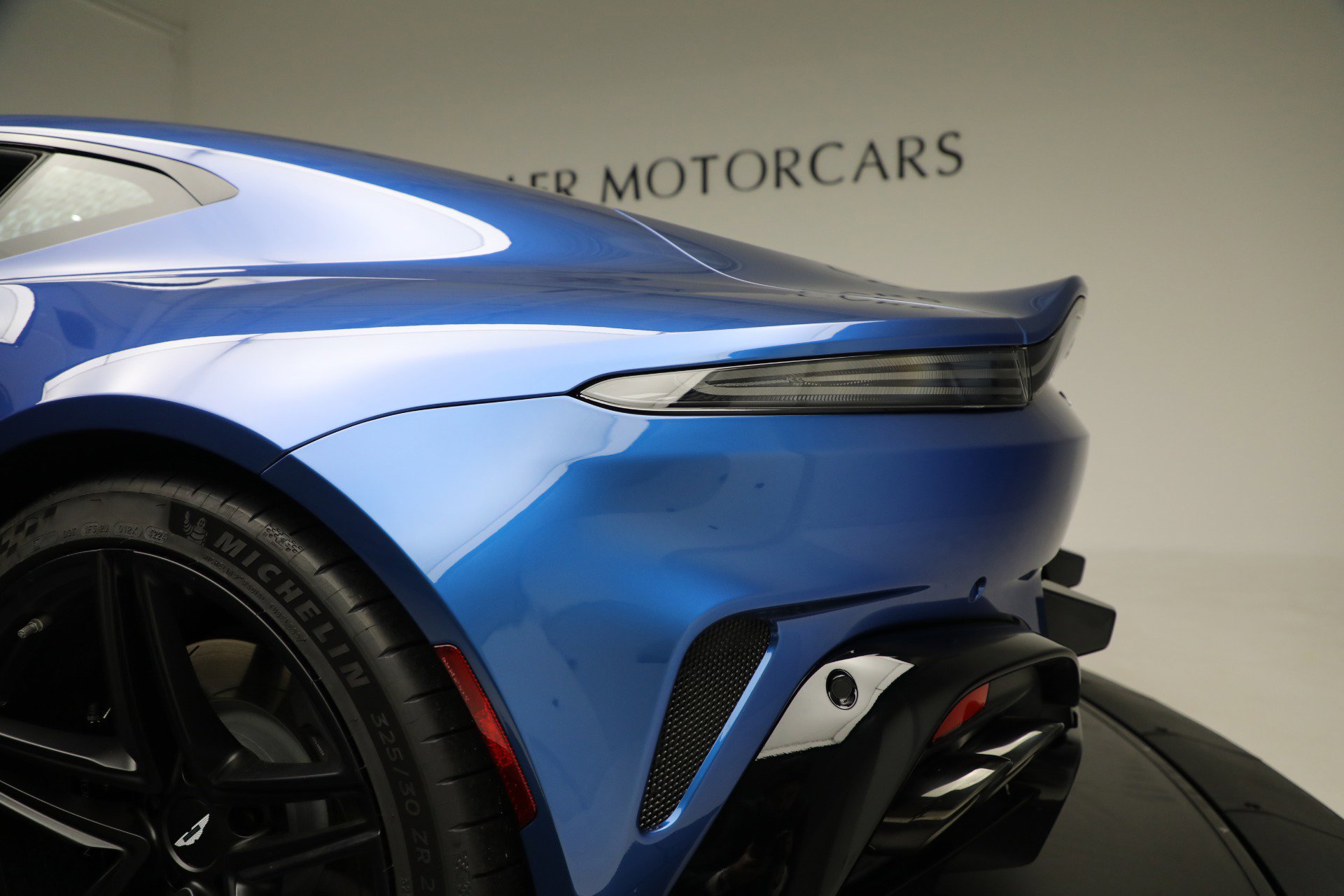 Used 2025 Aston Martin V8 Vantage Coupe image 32