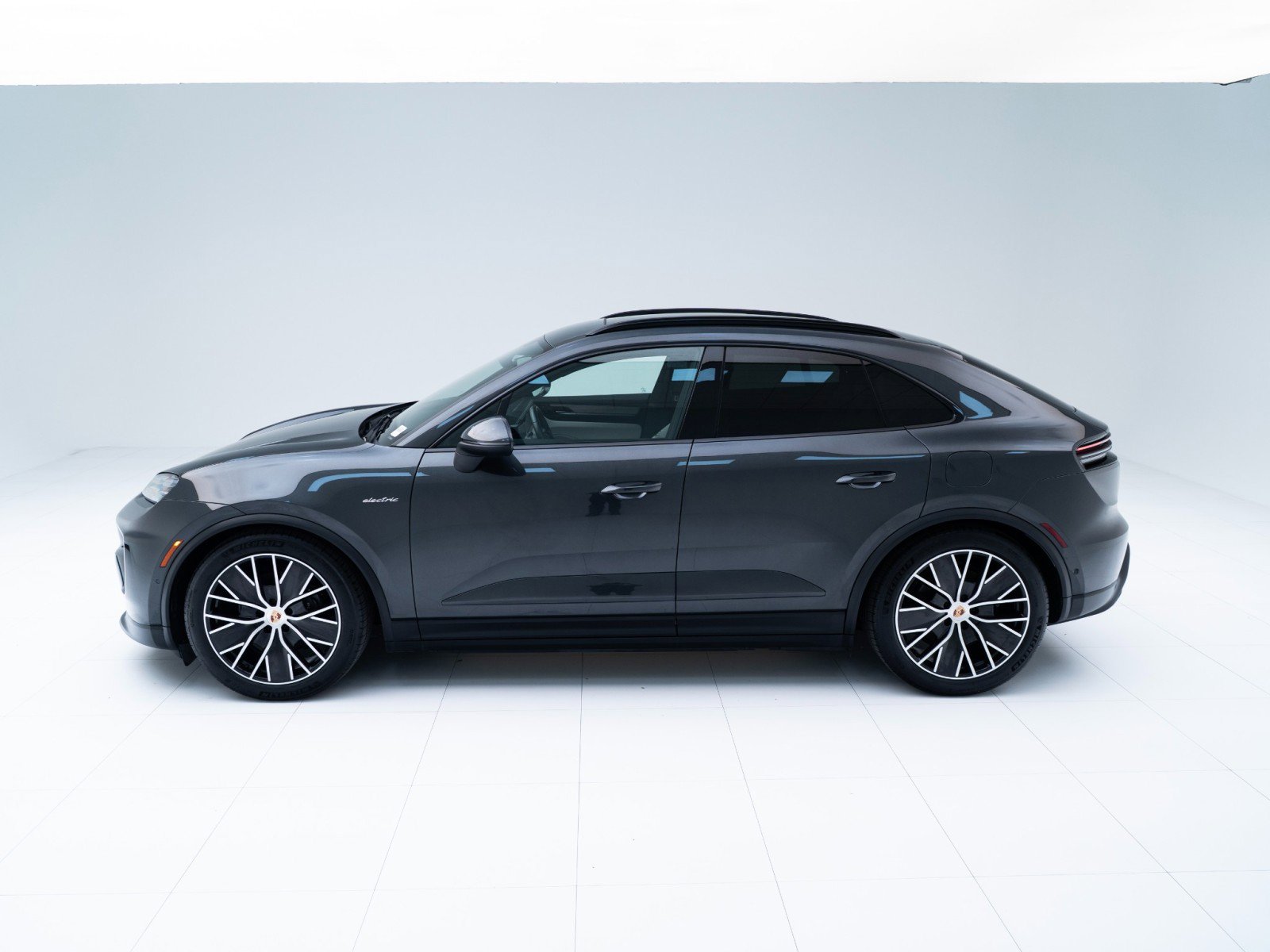 Certified 2025 Porsche Macan Electric image 2