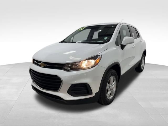 Used 2022 Chevrolet Trax LS w/ Tint and Cruise Package image 2