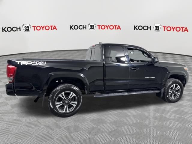 Used 2017 Toyota Tacoma TRD Sport w/ Tow Package (A/T) image 9