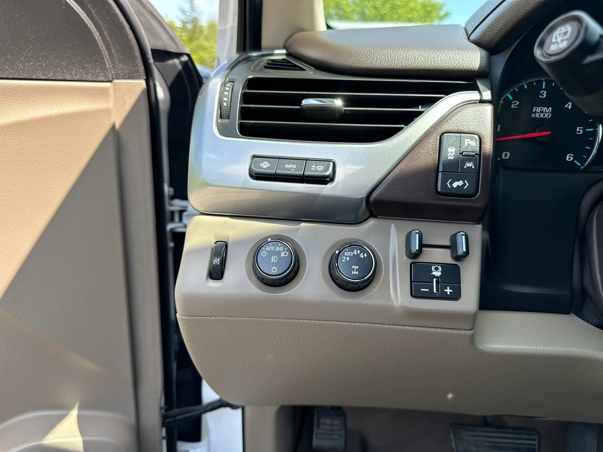 Used 2020 Chevrolet Suburban Premier AWD/4WD image 22