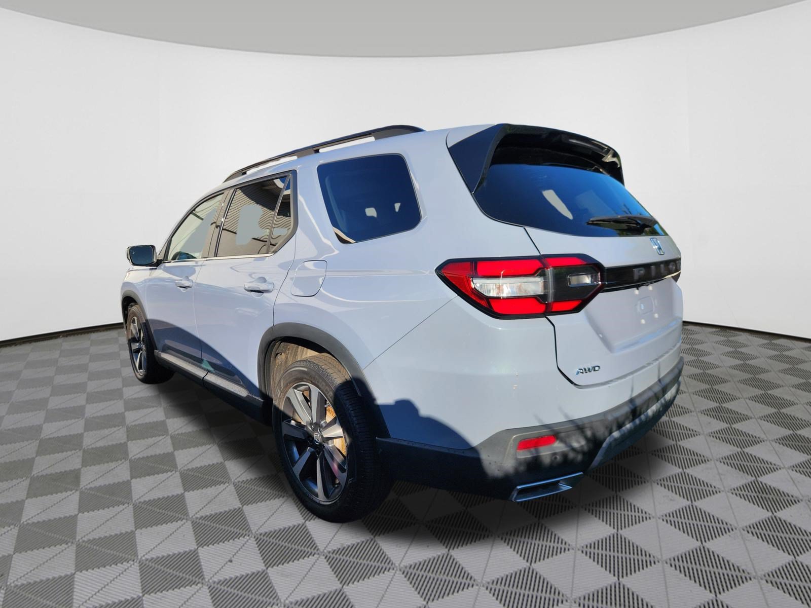 Certified 2024 Honda Pilot Touring image 3