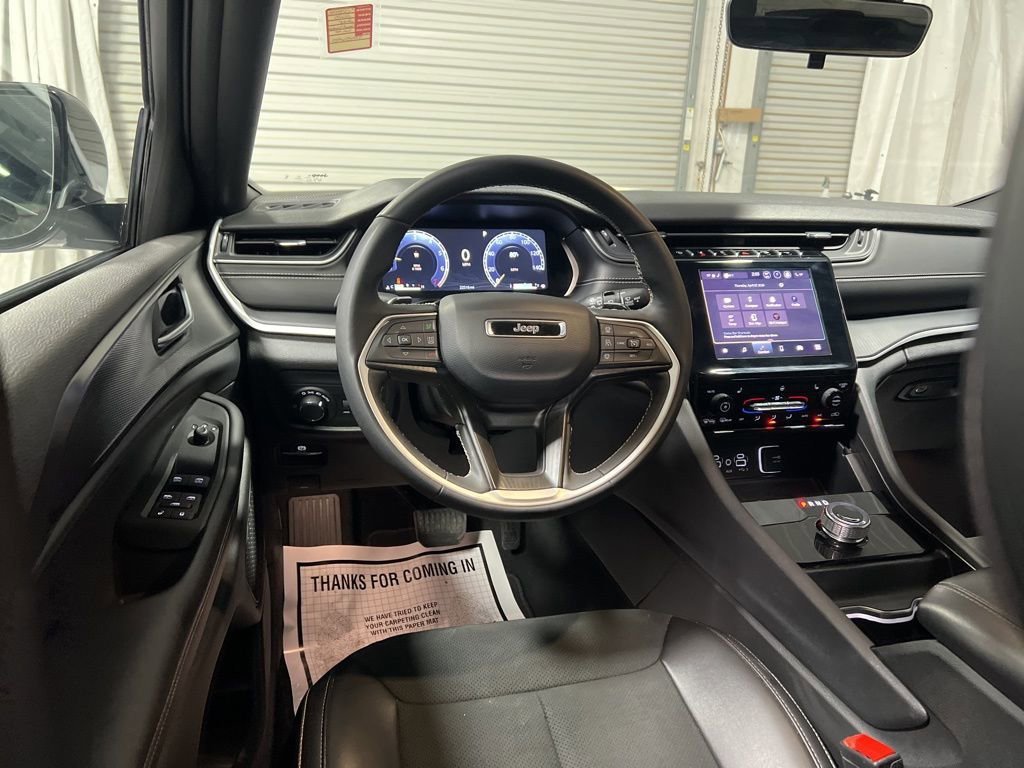 Used 2025 Jeep Grand Cherokee Altitude image 13