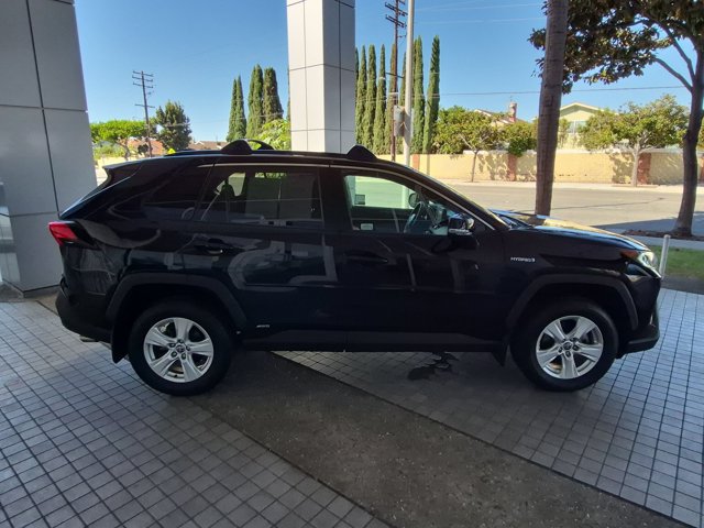 Used 2021 Toyota RAV4 XLE AWD/4WD image 4