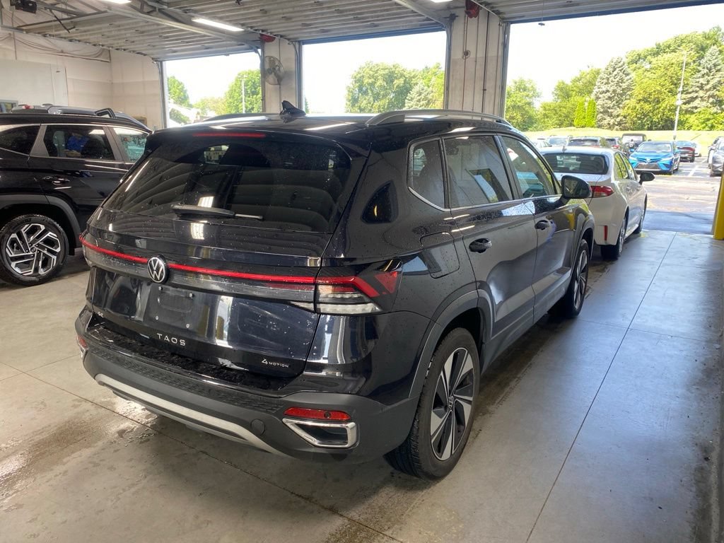 Used 2025 Volkswagen Taos SE AWD/4WD image 4