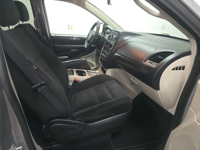 Used 2016 Dodge Grand Caravan SXT FWD image 3