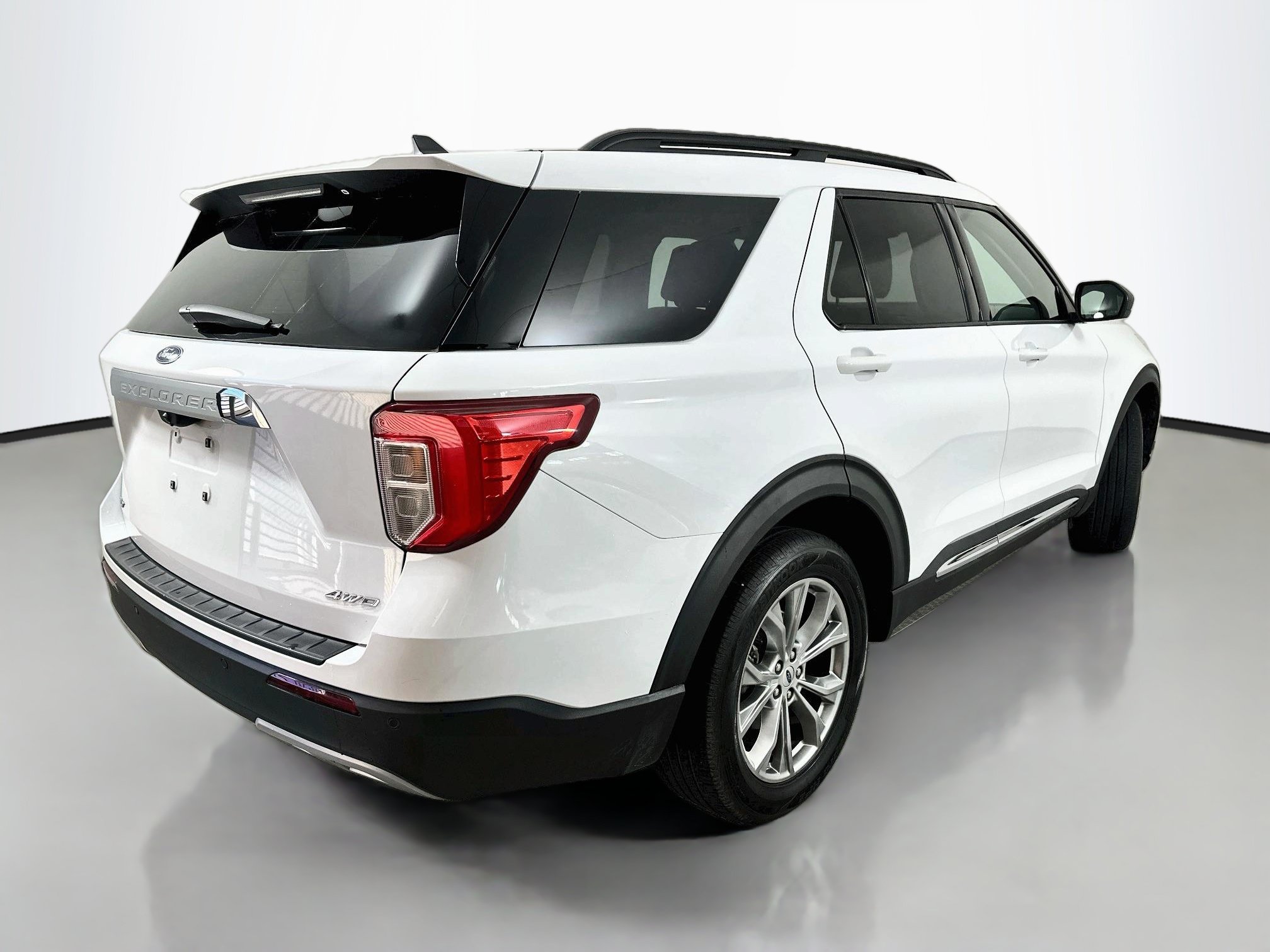 Used 2021 Ford Explorer XLT w/ Equipment Group 202A AWD/4WD image 7