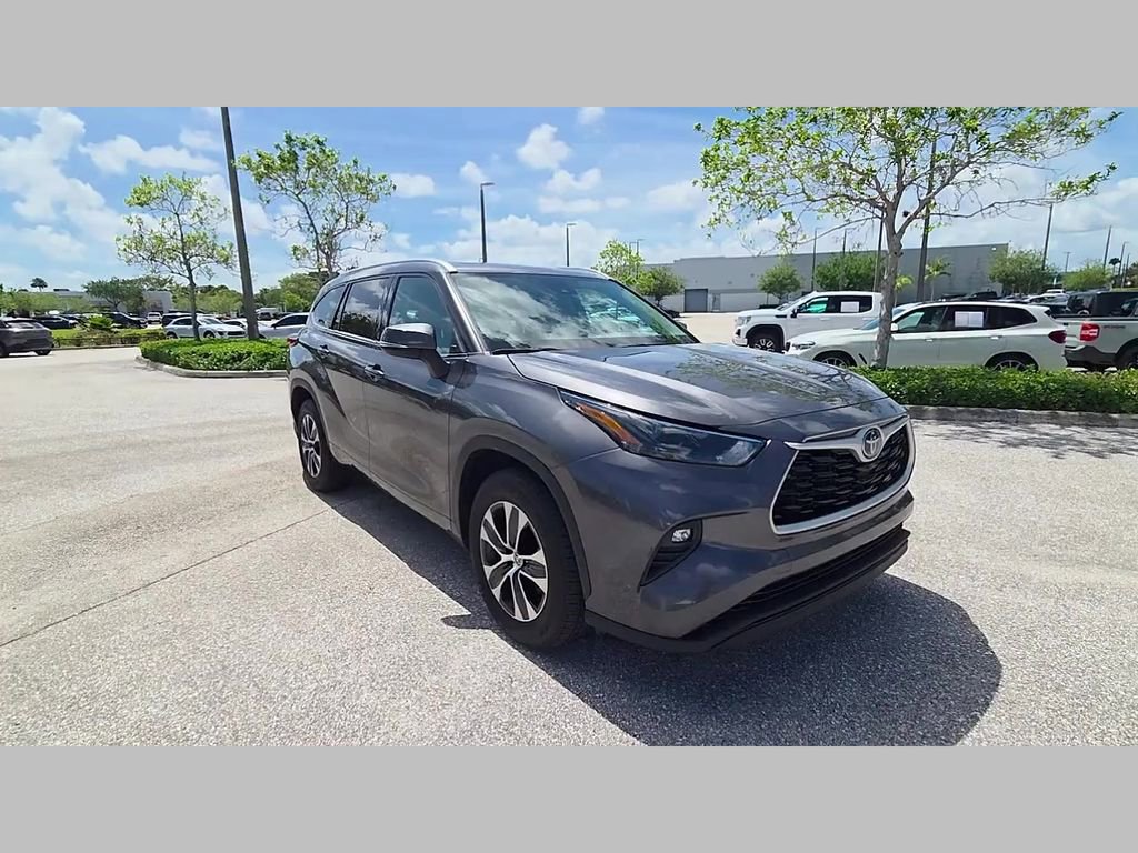 Used 2022 Toyota Highlander XLE image 34