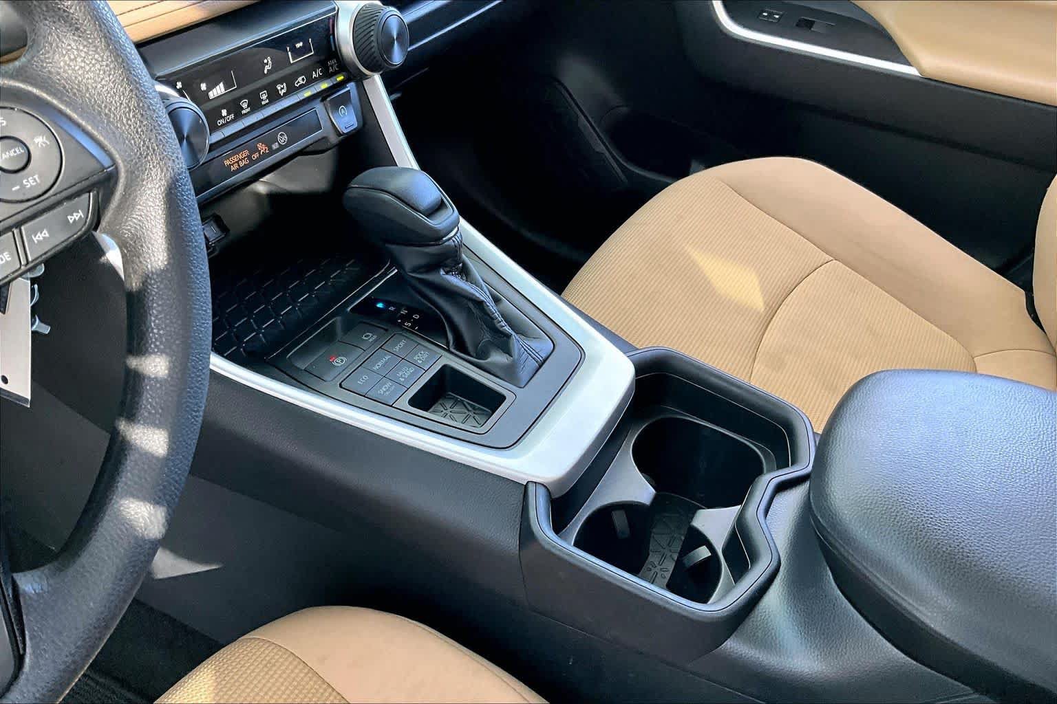 Used 2021 Toyota RAV4 LE AWD/4WD image 17