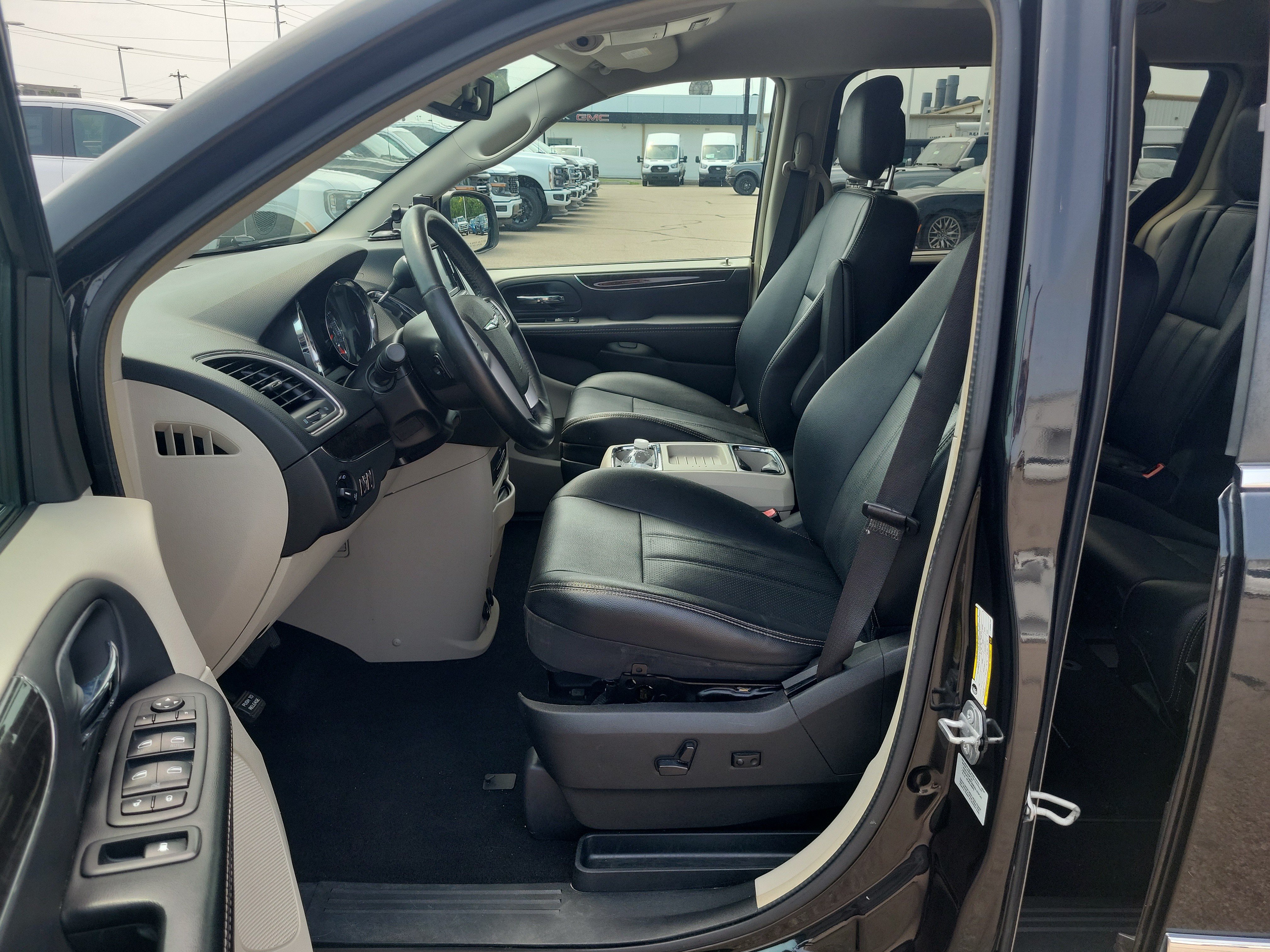 Used 2015 Chrysler Town & Country Touring-L w/ Driver Convenience Group FWD image 16