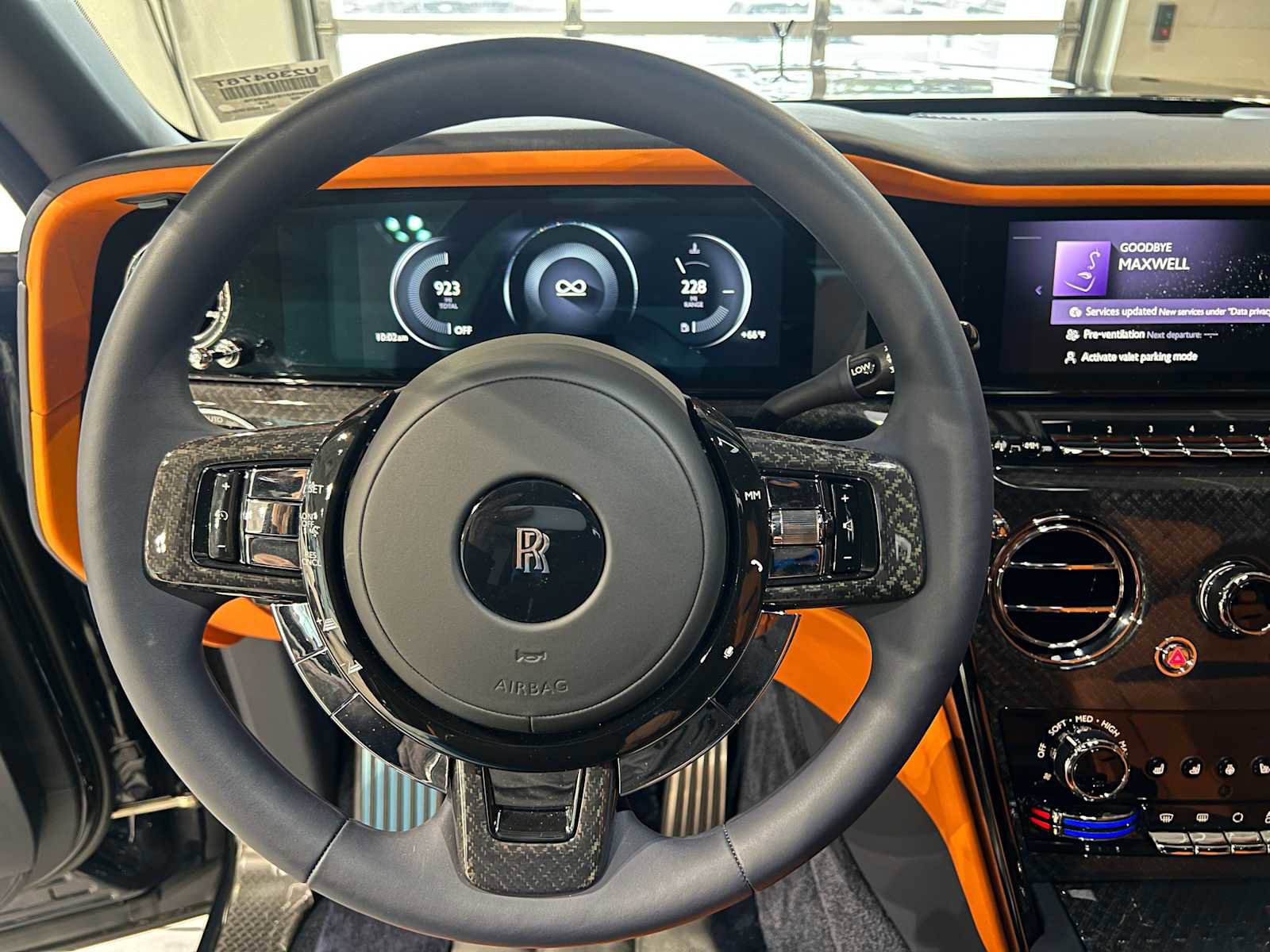 Used 2025 Rolls-Royce Cullinan Black Badge w/ Leather Finishing Pack image 34