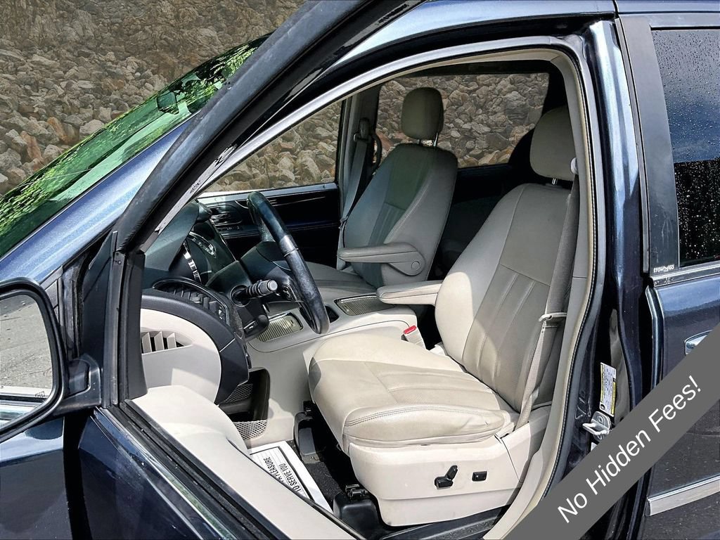 Used 2014 Chrysler Town & Country Touring-L w/ Driver Convenience Group FWD image 21