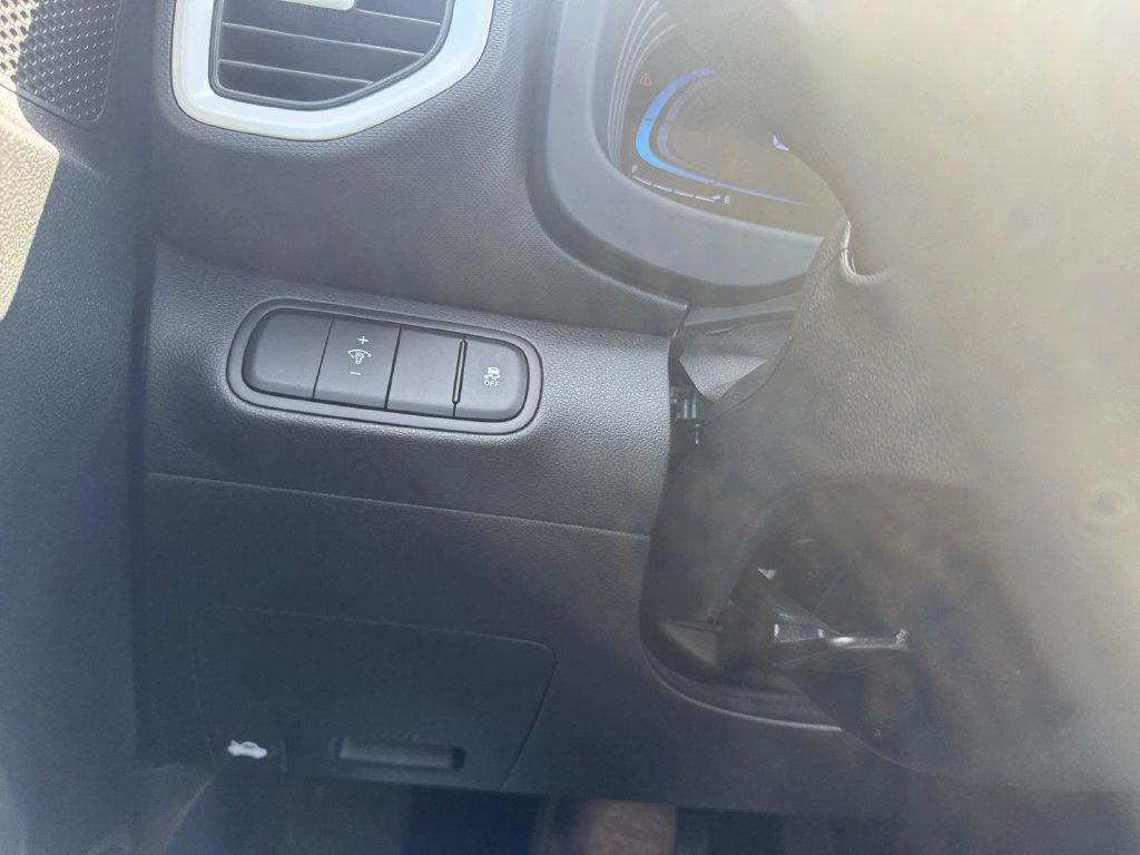 Used 2025 Hyundai Venue Limited FWD image 29