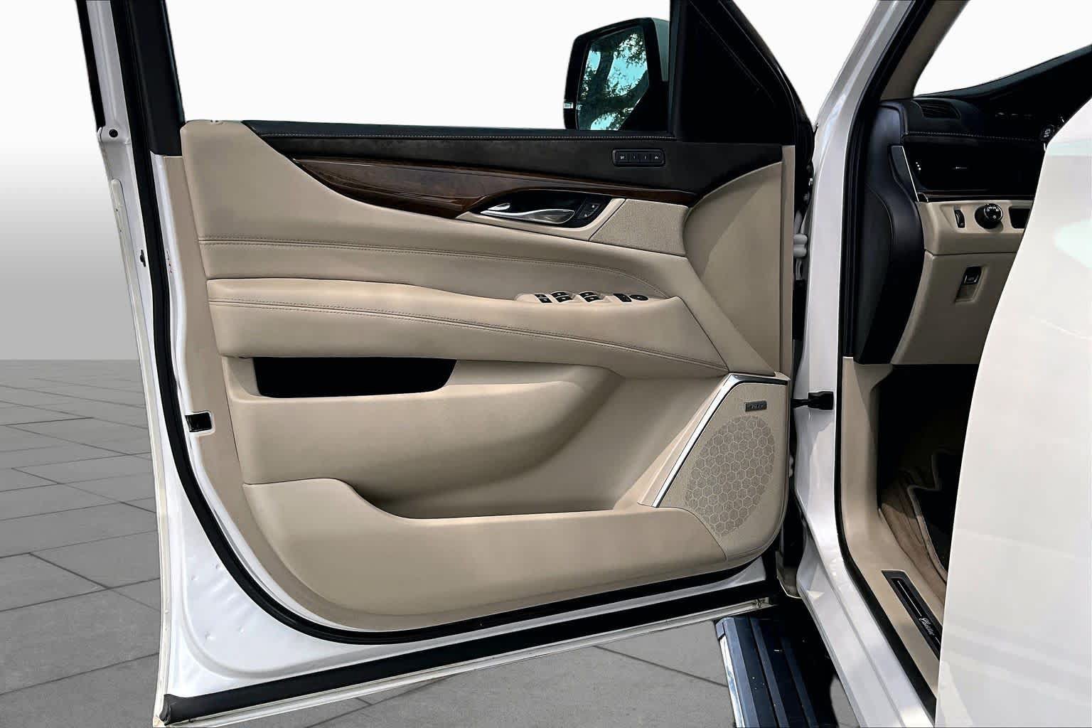 Used 2019 Cadillac Escalade ESV Premium Luxury RWD image 22