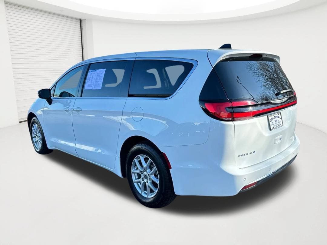 Used 2023 Chrysler Pacifica Touring-L FWD image 7