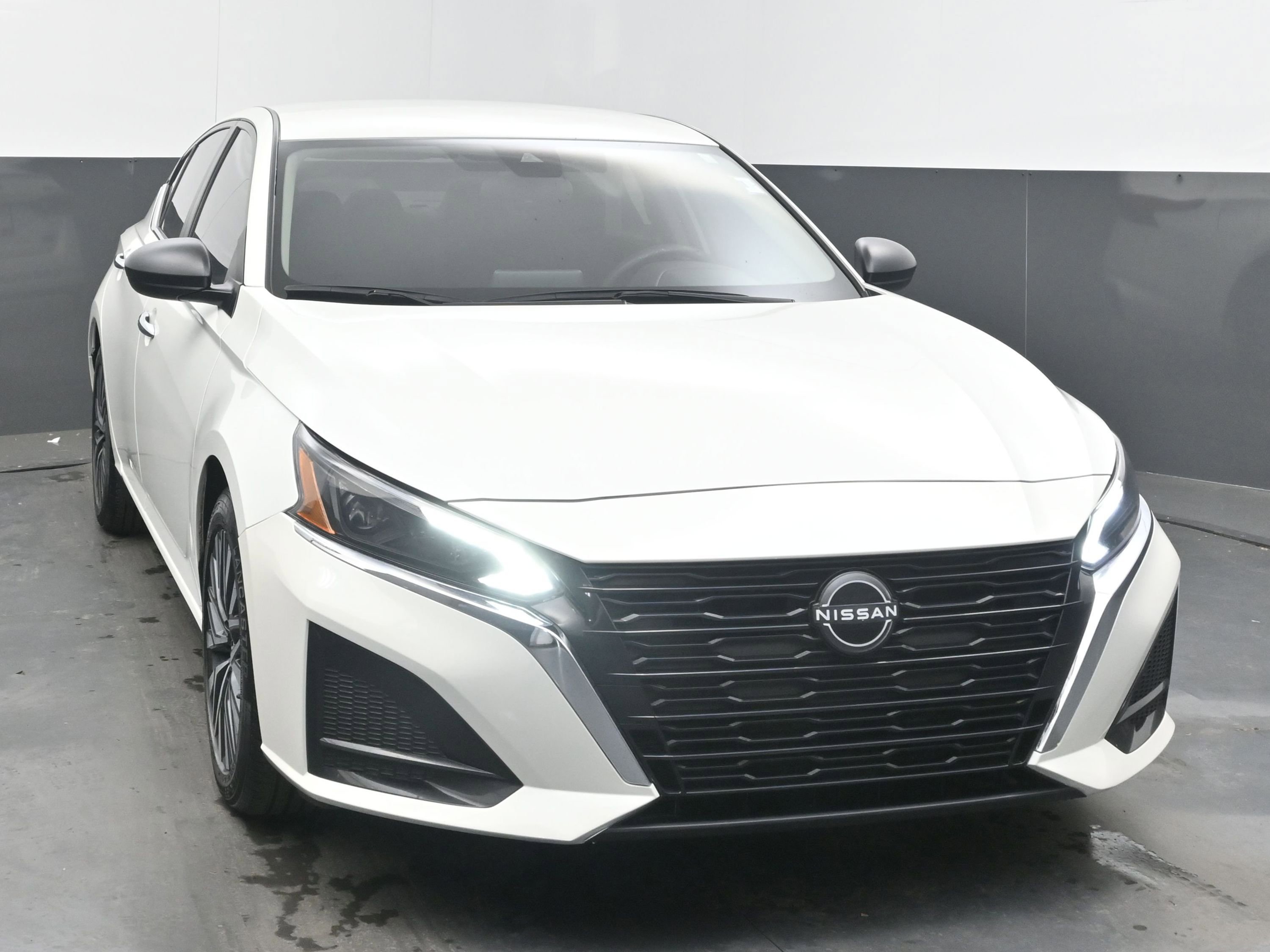 Used 2024 Nissan Altima 2.5 SV image 2