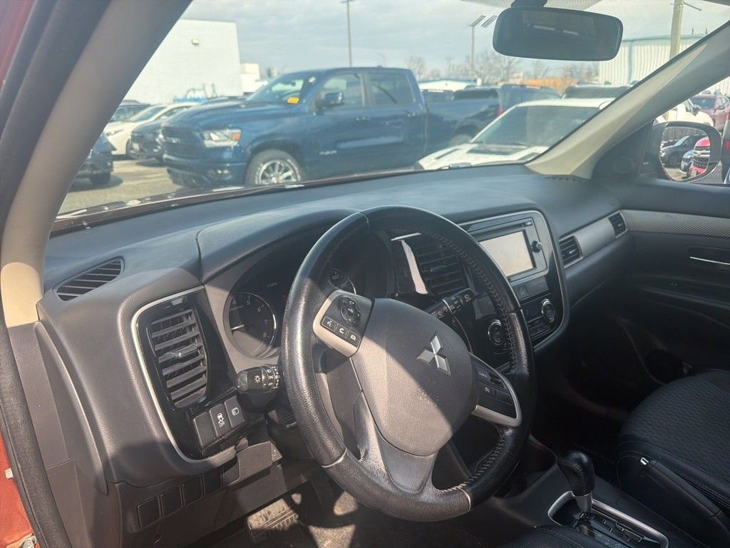 Used 2015 Mitsubishi Outlander SE image 11