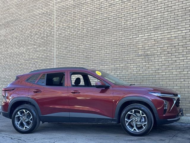 Used 2025 Chevrolet Trax LT w/ LT Convenience Package image 4