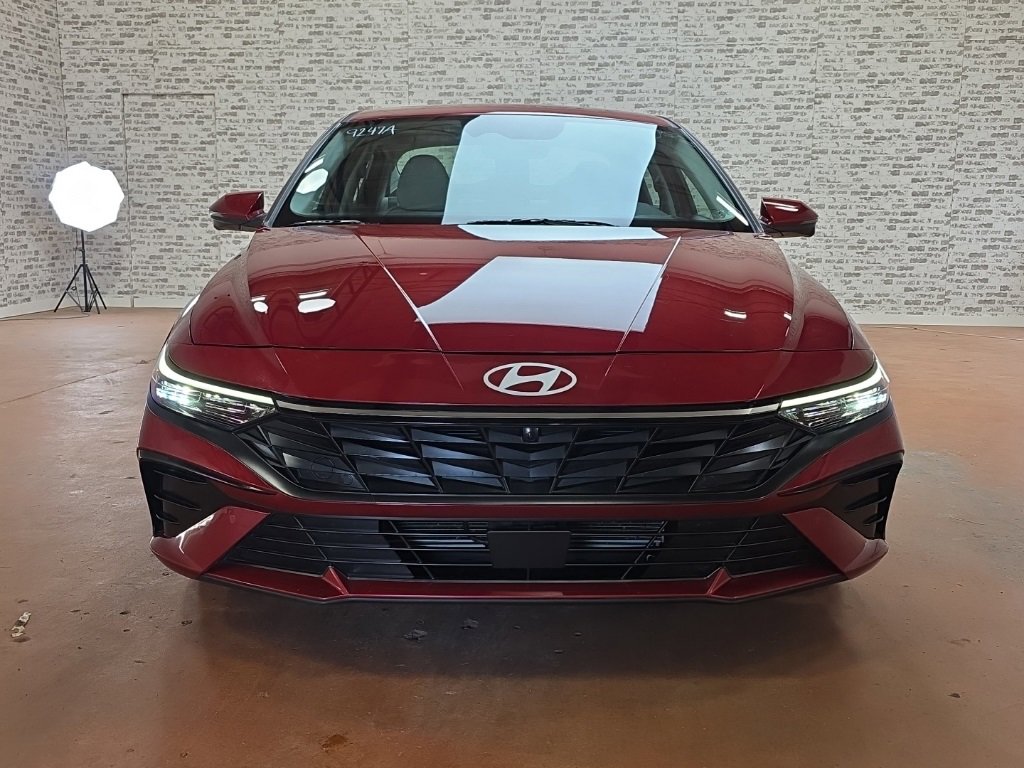 Used 2024 Hyundai Elantra Limited image 2