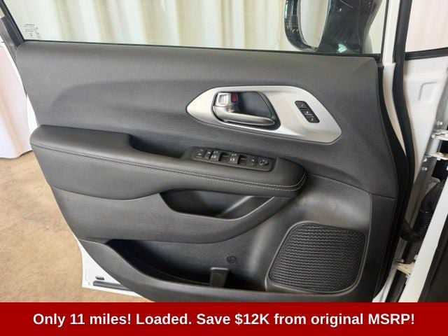 Used 2025 Chrysler Pacifica Limited FWD image 4