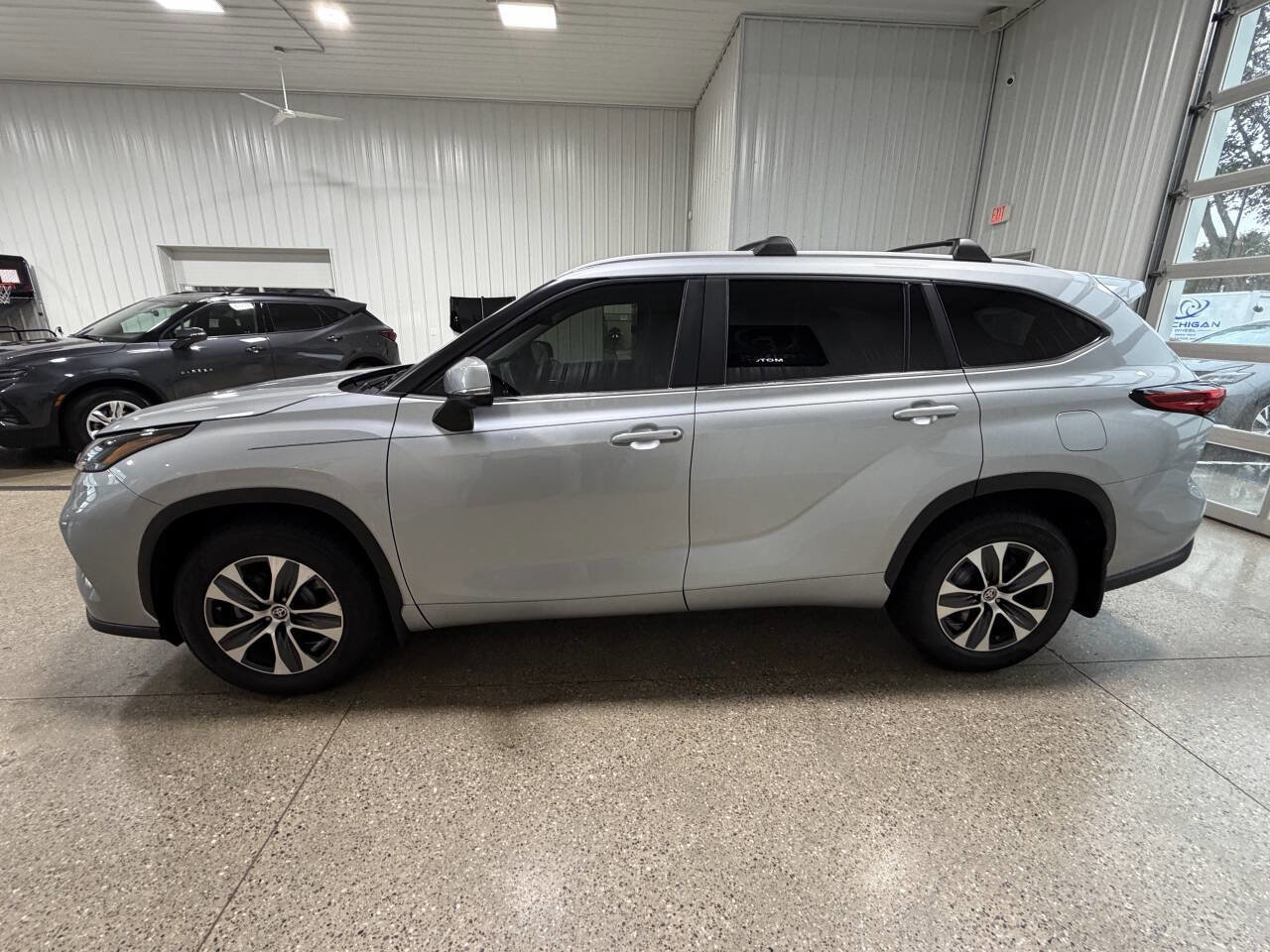 Used 2023 Toyota Highlander XLE image 9