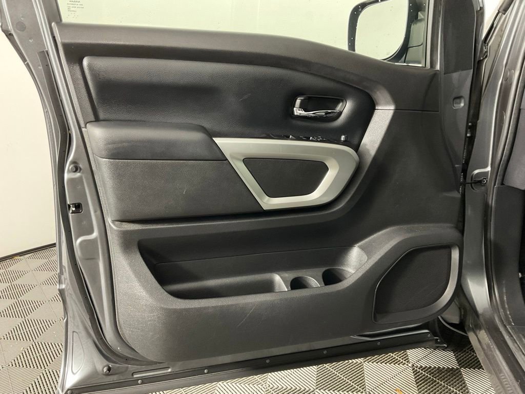 Used 2017 Nissan Titan SV RWD image 12