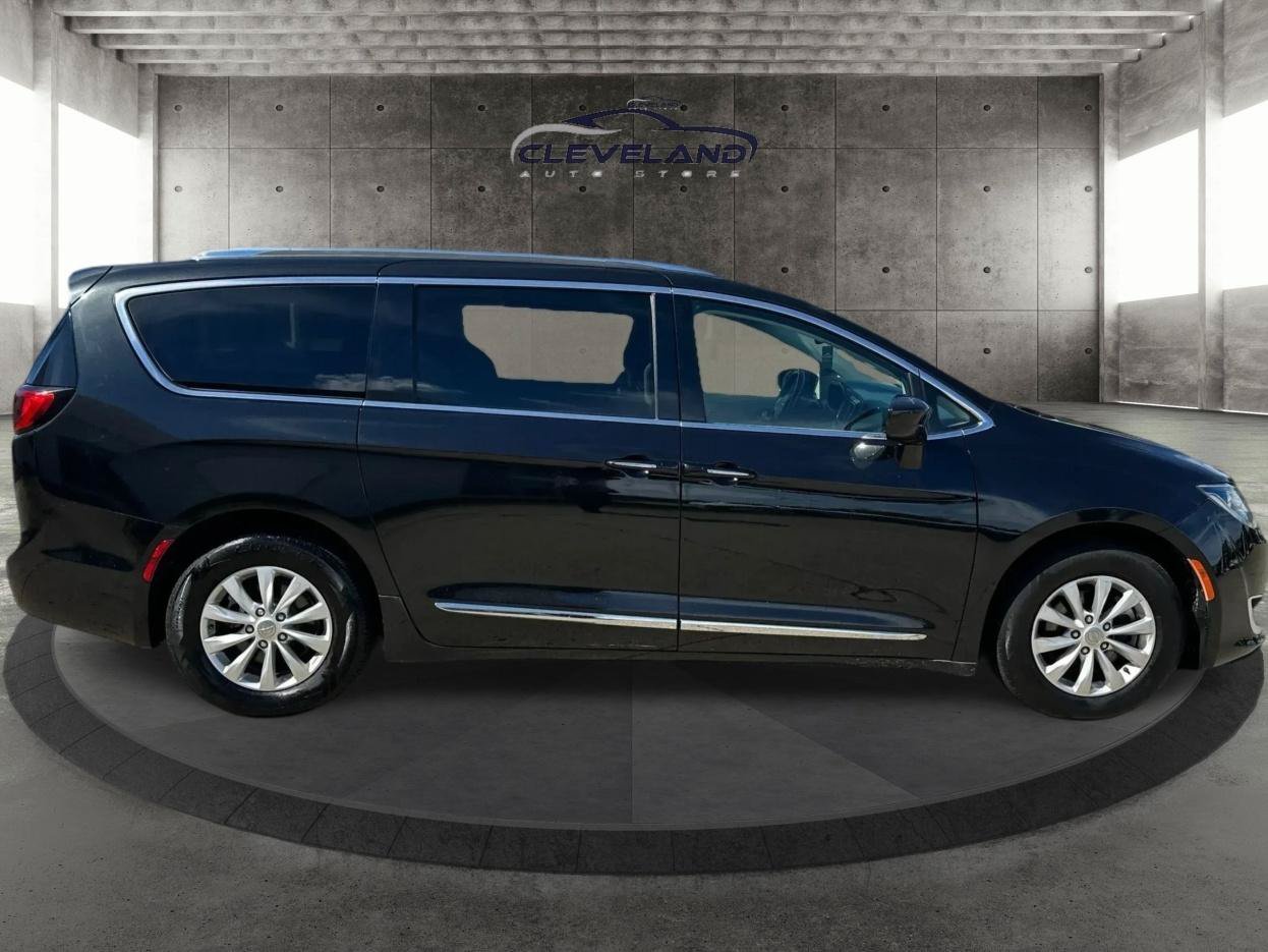 Used 2019 Chrysler Pacifica Touring-L FWD image 2