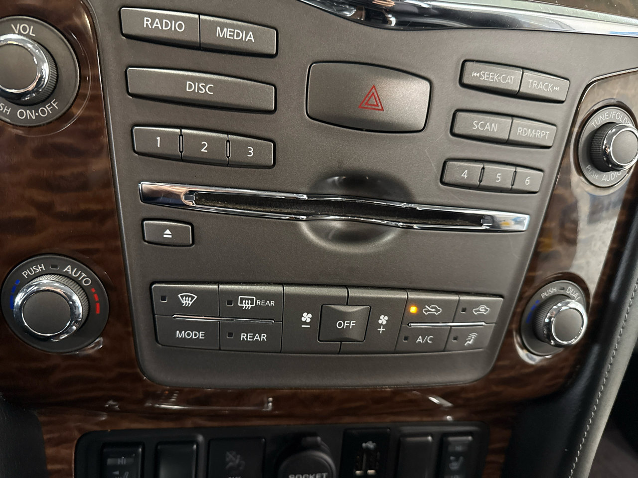 Used 2020 Nissan Armada SL image 22