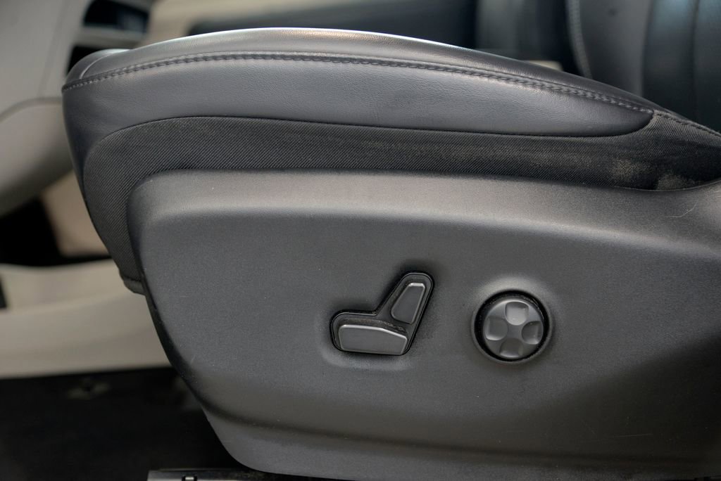 Used 2023 Chrysler Pacifica Touring-L FWD image 16