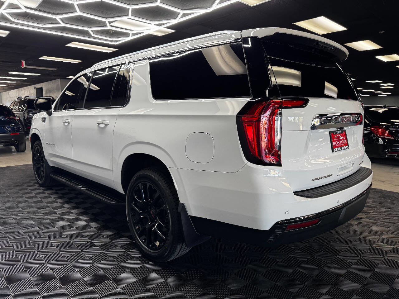 Used 2023 GMC Yukon XL SLE image 9