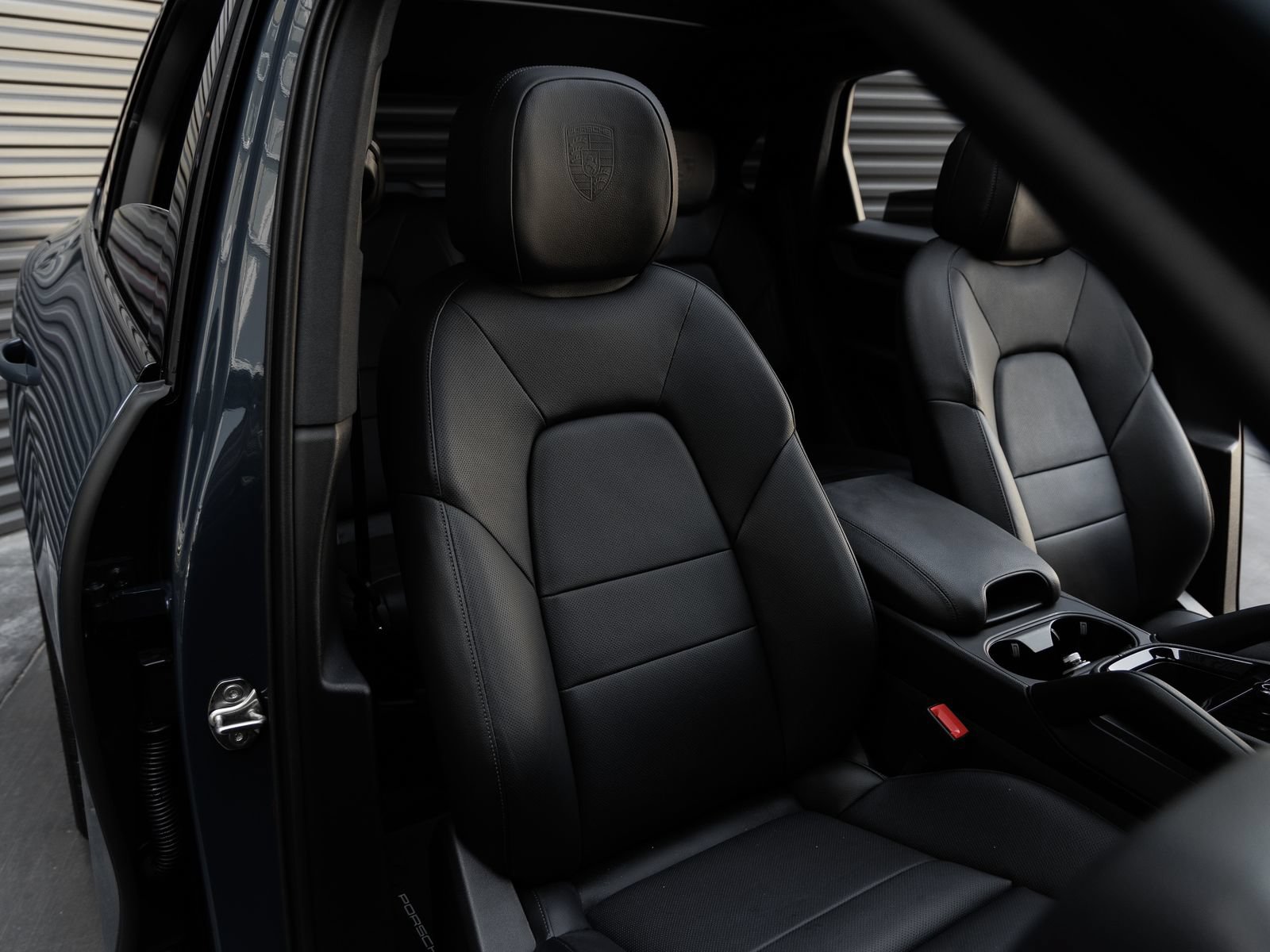 Certified 2025 Porsche Cayenne AWD/4WD image 36