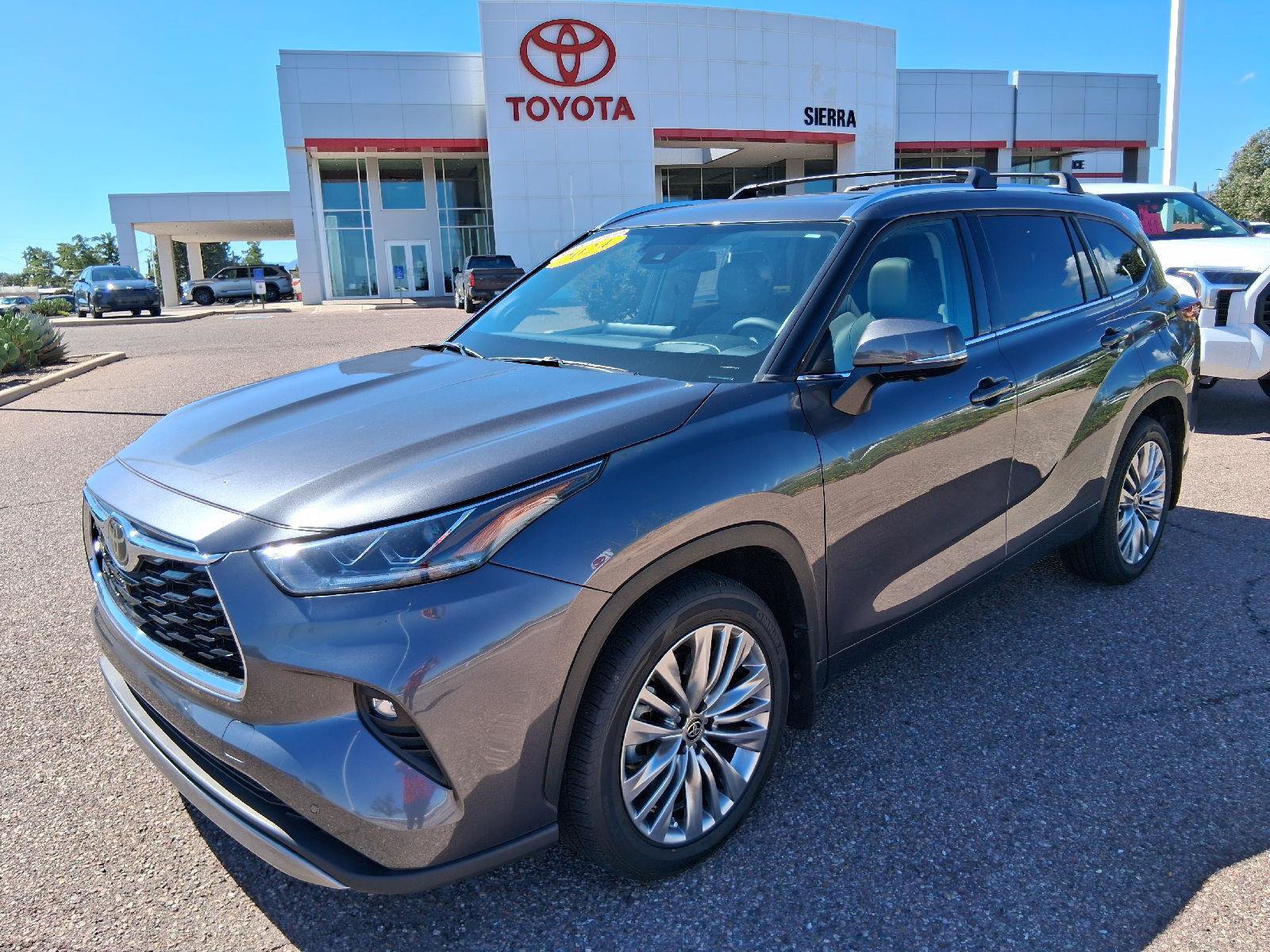 Certified 2024 Toyota Highlander Platinum AWD/4WD image 1