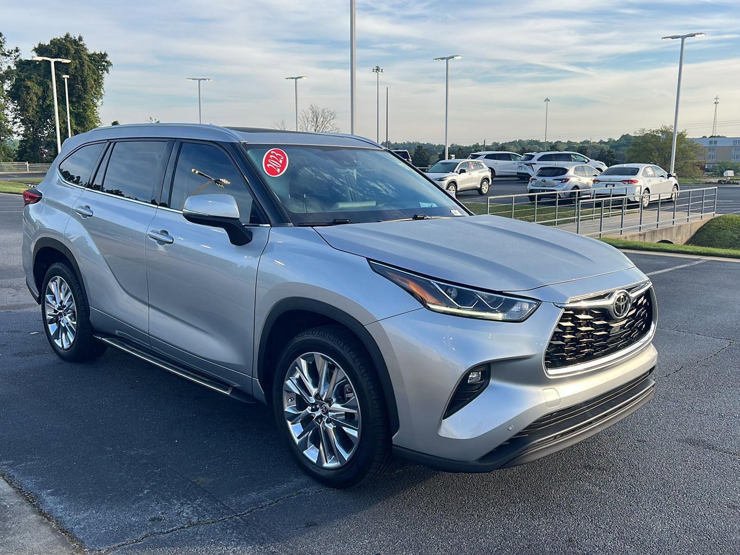 Used 2023 Toyota Highlander Limited image 8
