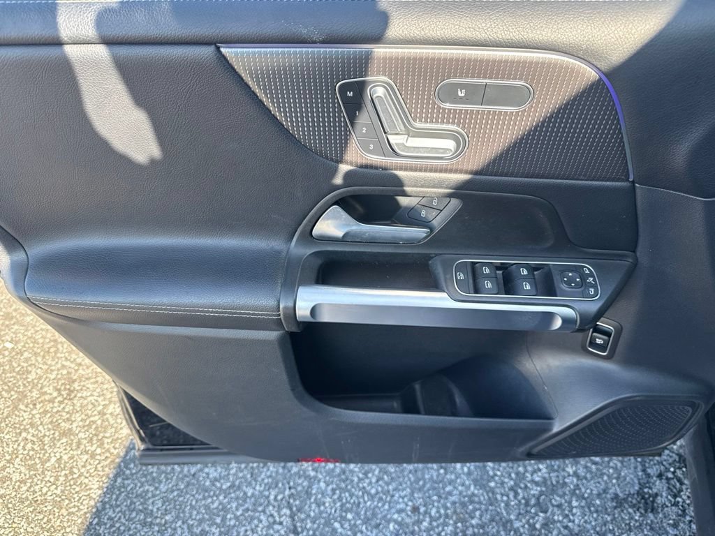 Used 2021 Mercedes-Benz GLB 250 4MATIC w/ Premium Package image 29
