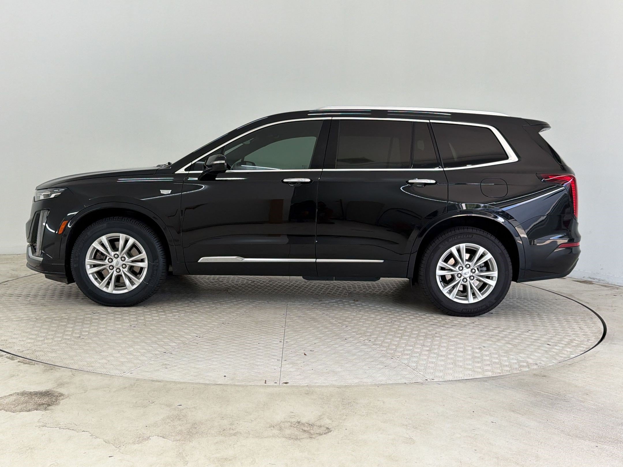 Used 2025 Cadillac XT6 Luxury FWD image 2