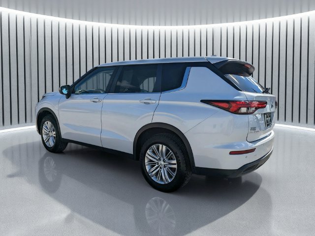 Used 2024 Mitsubishi Outlander ES FWD image 6