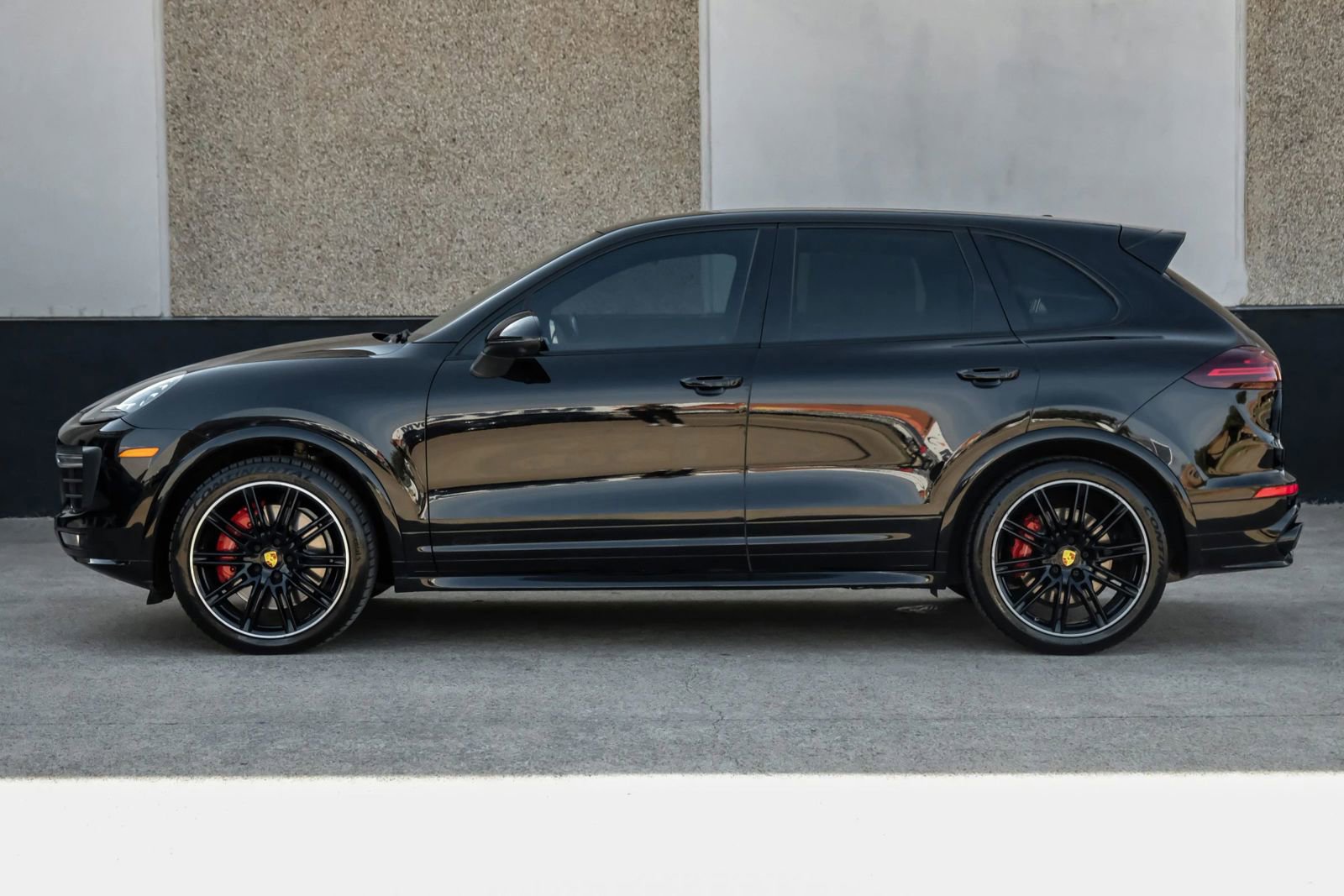 Used 2018 Porsche Cayenne GTS w/ Premium Package Plus image 11