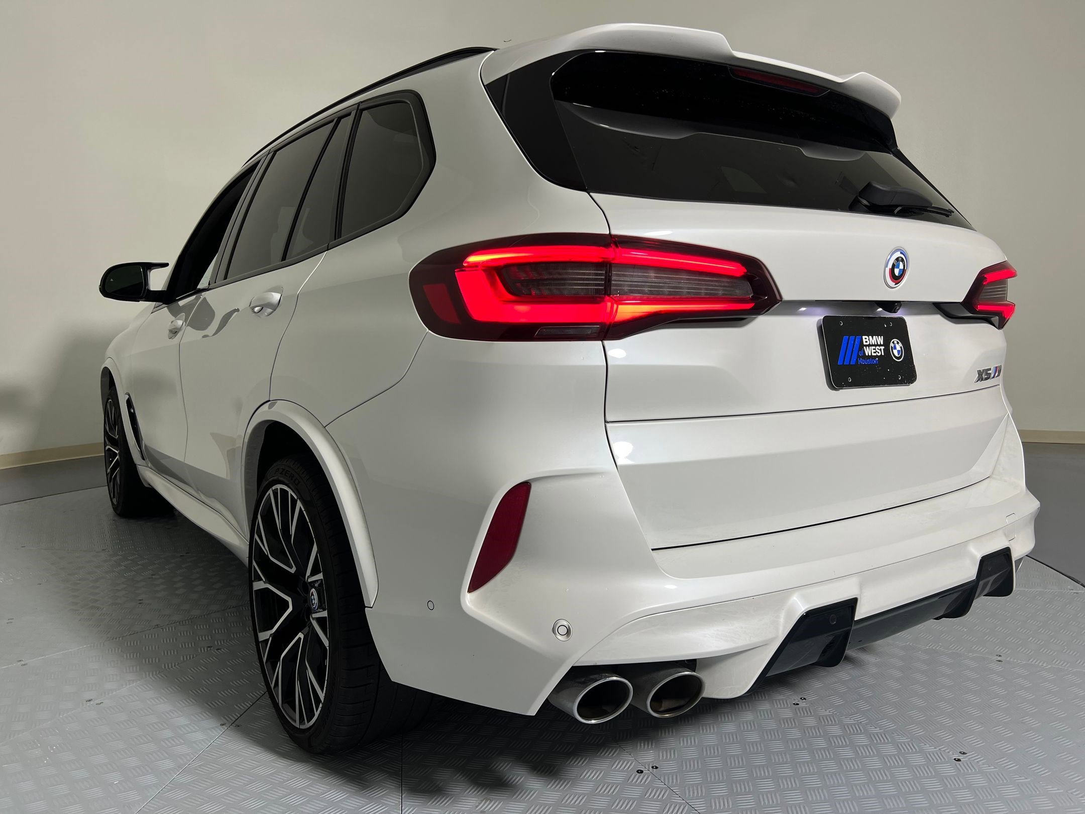 Used 2022 BMW X5 M w/ Executive Package image 3