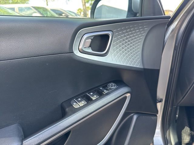Used 2025 Kia Soul LX w/ LX Technology Package FWD image 25