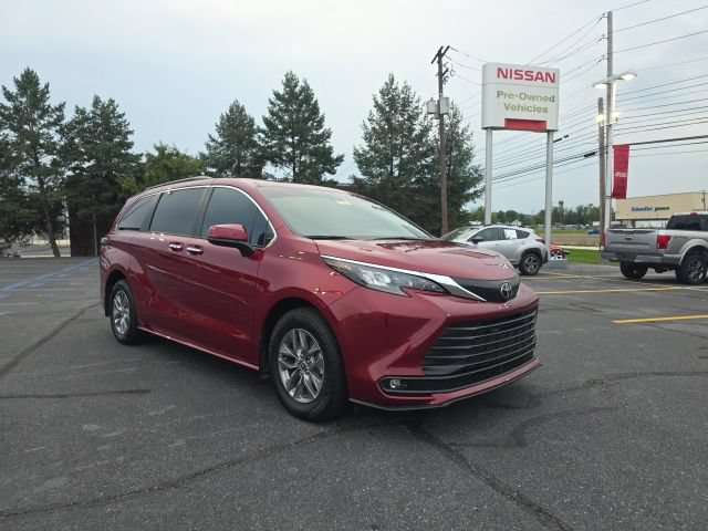 Used 2026 Toyota Sienna XLE FWD image 3