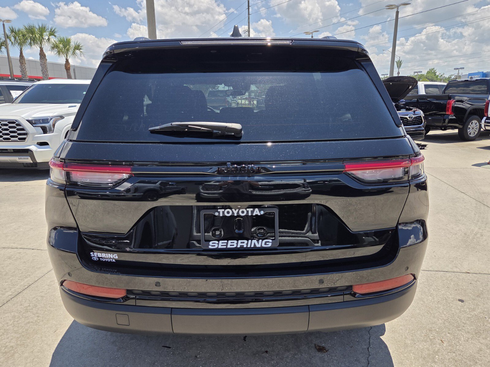 Used 2024 Jeep Grand Cherokee Altitude AWD/4WD image 8
