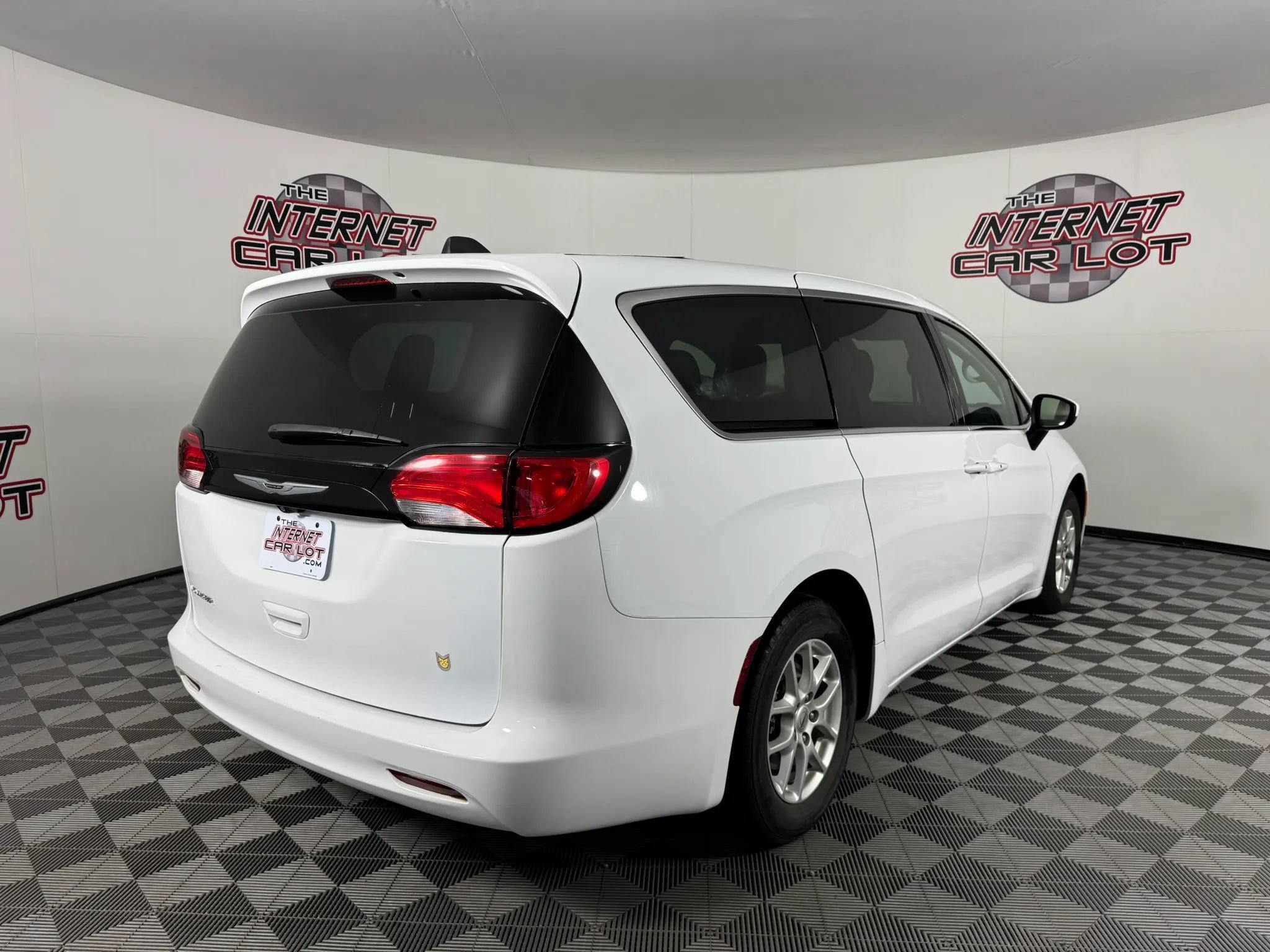 Used 2022 Chrysler Voyager LX FWD image 7
